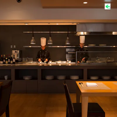 絶景とライブキッチンが織りなす、至福のひととき