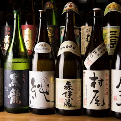 銘酒が揃う大人な和モダン空間。接待や記念日に最適な完全個室を完備