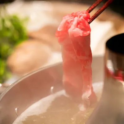 自慢の胡麻だれで味わうしゃぶしゃぶ