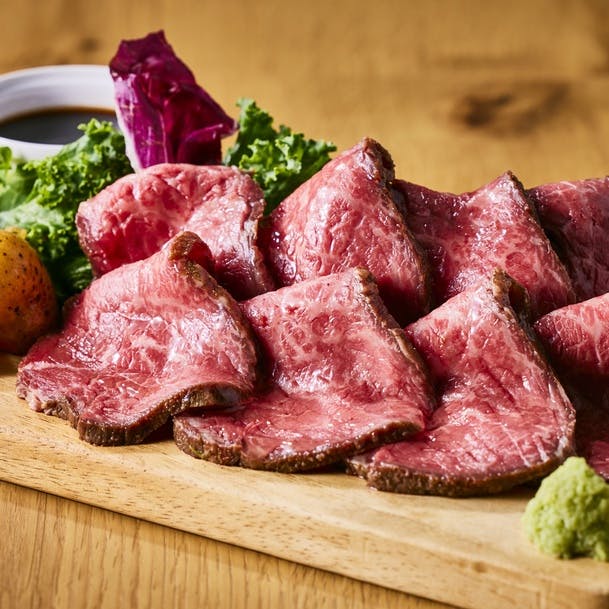 自家製ローストビーフや焼き立てピザを堪能