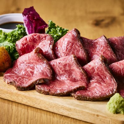 自家製ローストビーフや焼き立てピザを堪能