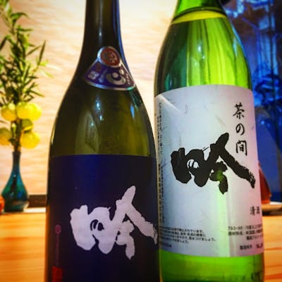 厳選された日本酒とワインの豊富なラインナップ