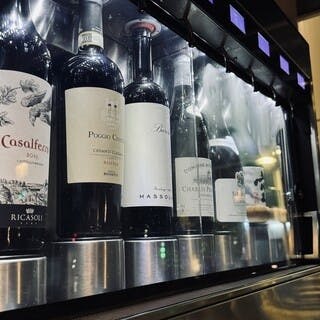 常時16種類の新鮮なワインを少量から