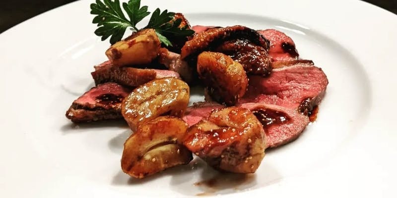 【シェフのおすすめスペシャルコース】特別な食材を使用した贅沢な料理をご用意いたします。