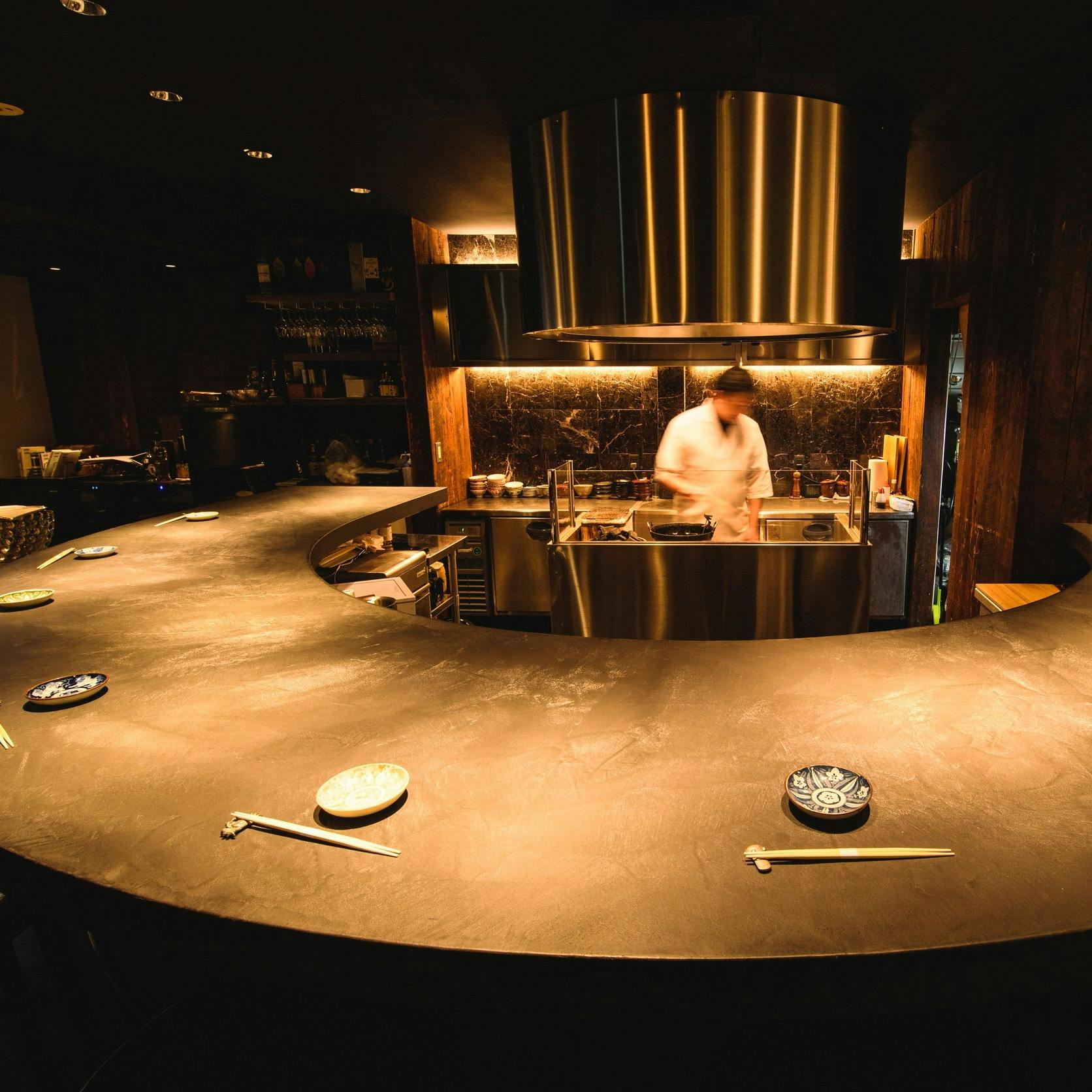 カウンターで愉しむ妙技。ライブ感溢れる空間で、食の芸術を体験。