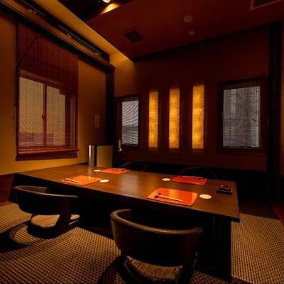 大切な方との会食に最適な完全個室。心置きなく会話と料理を愉しむ上質な空間