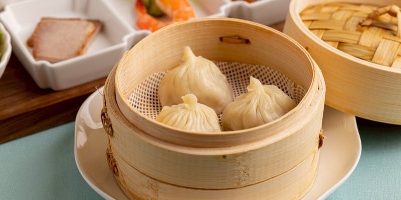 ランチコース 4,950円【前菜3品からスープ・小籠包・中華炒め・選べるメイン・デザートまで全7品】