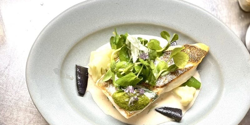 【プティコース】前菜, メインディッシュ（魚または肉料理） , デザートなど全4品