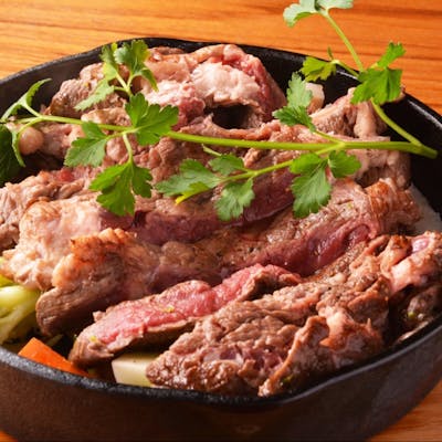 熱々で提供される肉料理の数々