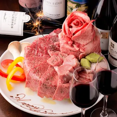大切な一日を彩る、華やかで贅沢な“肉ケーキ”