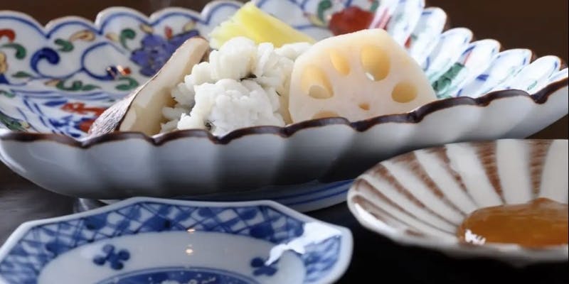 【おまかせコース】先付、椀物、造里、焼物、酢の物、炊き合わせ、油物、〆の物、水物、甘味など全12品程度