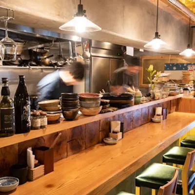 モダンで落ち着いた店内