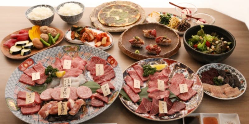 【少量で沢山の種類をお楽しみに頂けるコース】焼肉・炙り肉寿司など全21品＋飲み放題2時間付き