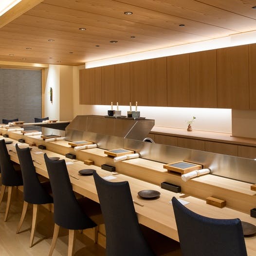 落ち着いた地下空間での食事体験