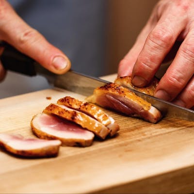 歴史ある京都の町で、京都高坂鶏を使用したおまかせコース