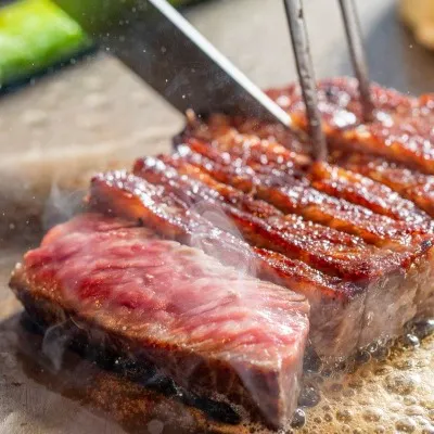 シェフの技が光る。至高の和牛と海鮮を五感で味わう