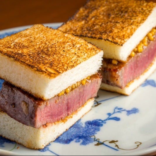 ランチ限定の国産牛100％にこだわった粗挽き赤身ハンバーグ