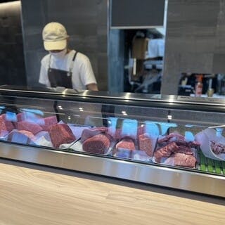 モダンな空間でライブ感溢れるカウンター席