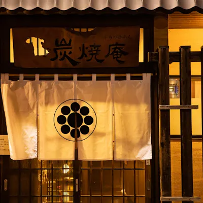 夜の外観が醸し出す温かみ