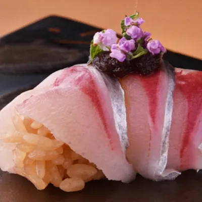 自慢の一貫「豊後水道の鯖の握り」と季節の創作料理もご用意