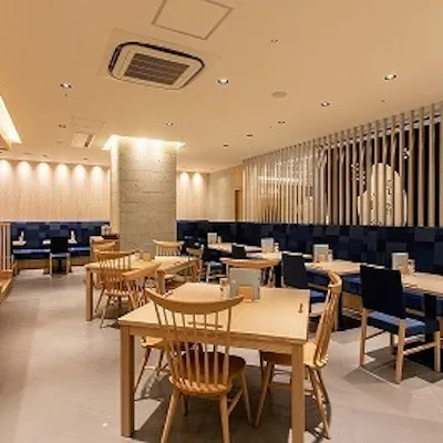 明るく、解放感のある店内