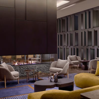 空に浮かぶ特別な席。シャンパンと共に楽しむ優雅な時間。