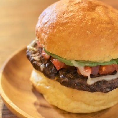 シェフ渾身の『塩ハンバーガー』は必食!