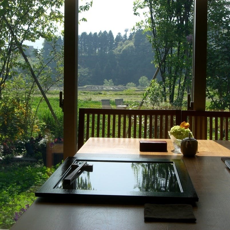 四季折々の美しい庭園を望む席