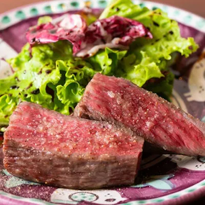 ソムリエ厳選のイタリアワインと炭火焼き料理で贅沢な夜を