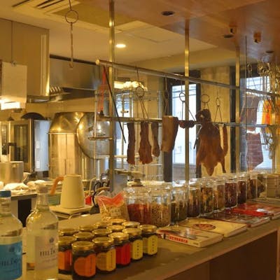 臨場感あふれるオープンキッチンの温かな空間