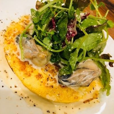 柔らかいオムレツに白ワインで蒸した牡蠣