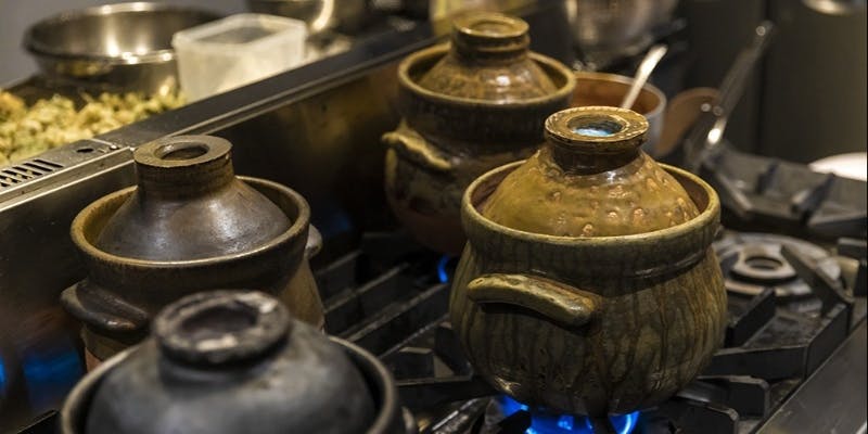 【料理人が目の前で仕上げる珠玉の8品＋フリーフロー（店内のお酒すべて飲み放題）】