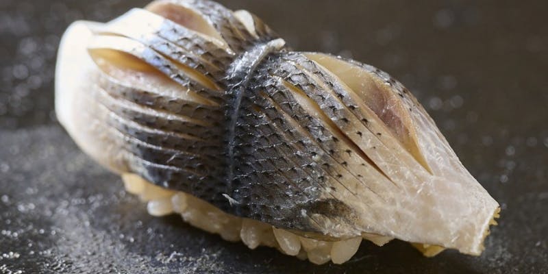 つまみ7品と握り鮨12貫のコース