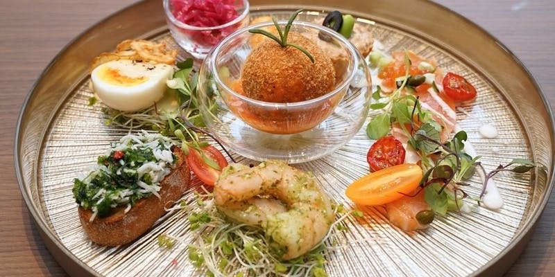 前菜盛り合わせとスパークリングワイン1杯がセットになった「Rigelちょいのみプラン」