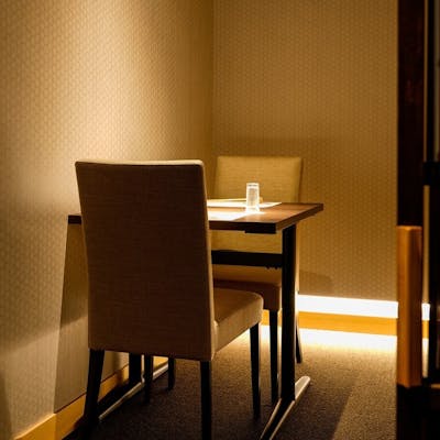 一階カウンター、二階完全個室。用途に寄り添う上質空間