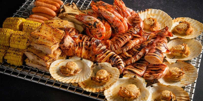 網で焼かれた海鮮類