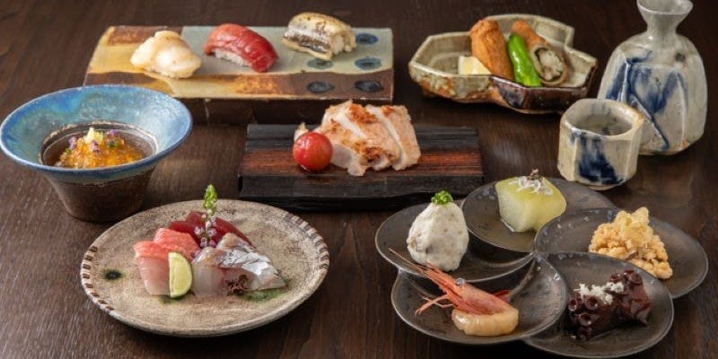 12,000円コース　黒毛和牛の炭火焼きに、刺身・揚げ物・箸休め・寿司など、自慢の逸品を堪能できる全8品