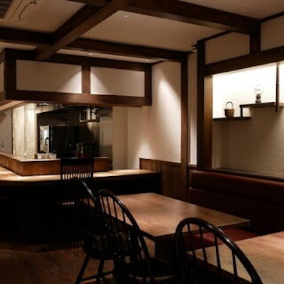 信州民芸調の落ち着いた隠れ家空間