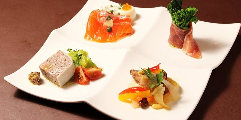 ＜スペシャルペアリングセット＞前菜4種と厳選ワイン4種を、ソムリエエクセレンスが丁寧にご案内