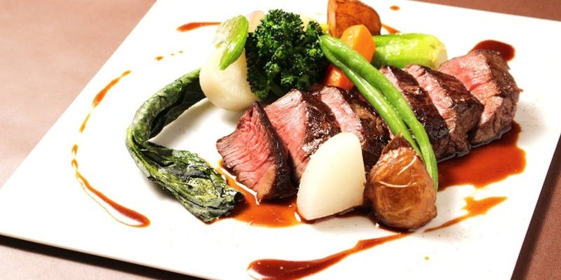 旬の素材を使ったメイン2種と前菜6品の計8品コース ソムリエエクセレンスが選ぶワインペアリングも（別料金