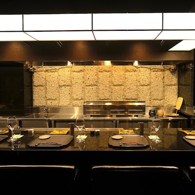 喧騒を忘れる落ち着いた空間。カウンターで焼き鳥を嗜む贅沢な時間