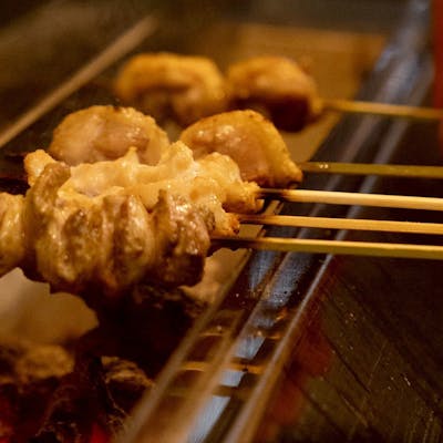 職人の技が光る。一本一本丁寧に仕上げた珠玉の焼き鳥