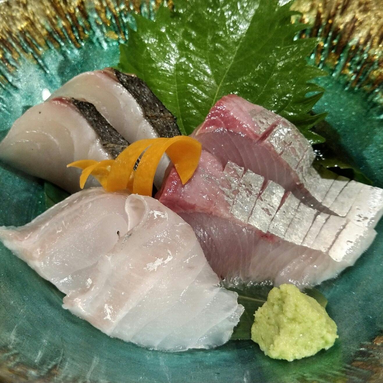 新鮮な魚介類を使った刺身盛り合わせ