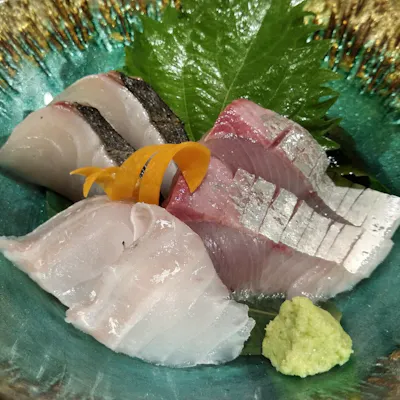 新鮮な魚介類を使った刺身盛り合わせ