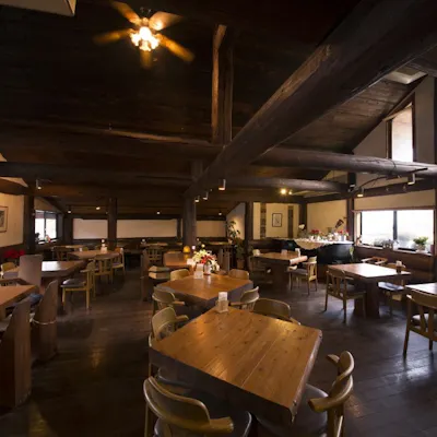 木の温もり溢れるログハウスの店内