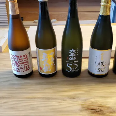 ワインも楽しめる寿司店。魚と調和する多彩な酒とともに