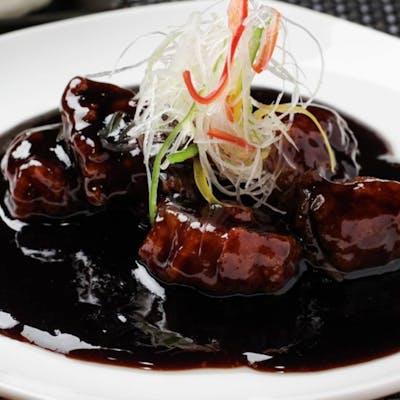 喜鳥のスペシャリテ「四種のビネガーを使った黒酢豚」