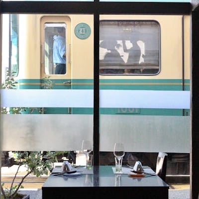 江ノ電が駆け抜ける、特等席