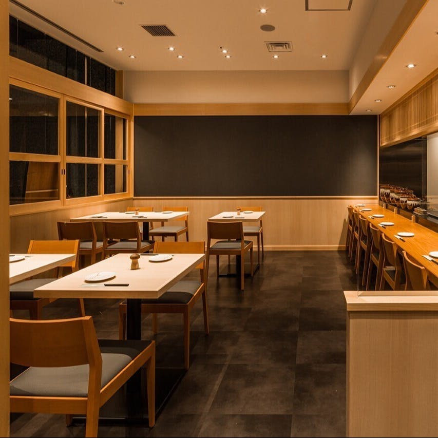 木の温もりと和の趣が漂う落ち着いた空間で、至福のひとときを