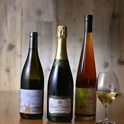 フランス産のナチュラルワインとともに、豊かな食のひとときを